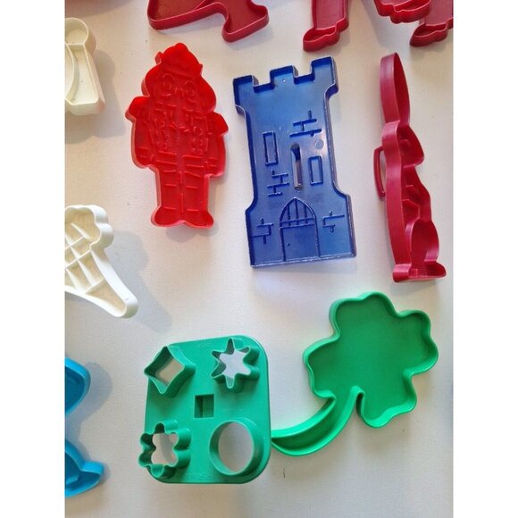 Holiday Cookie Cutter 23 Lot Christmas Halloween Easter Vintage Tupperware - Picture 10 of 12